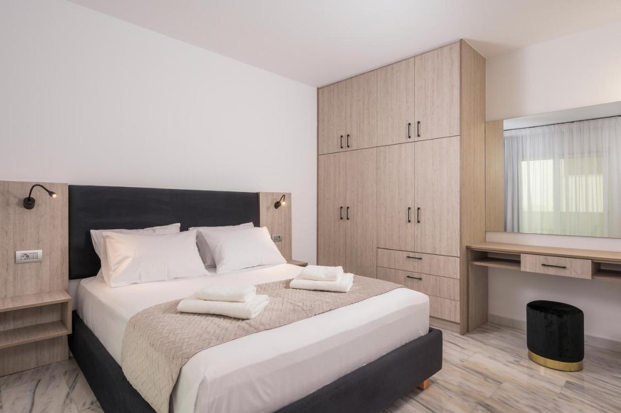Quarters Luxury Apts Chrissi Akti Chania Exterior foto