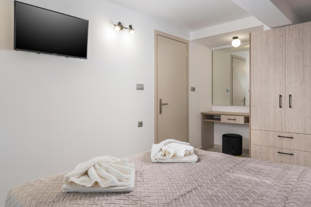 Quarters Luxury Apts Chrissi Akti Chania Exterior foto